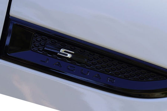 Badges « S » pour les aérations latérales de la Jaguar E-Pace