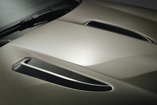 Jaguar F-Type Heckantrieb, Chrom- und schwarze Lüftungsschlitze in der Motorhaube