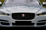 Jaguar XE Kühlergrill aus Chrom und schwarzglänzendem Maschendraht