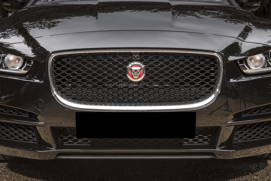 Jaguar XE Kühlergrill aus Chrom und mattschwarzem Maschendraht
