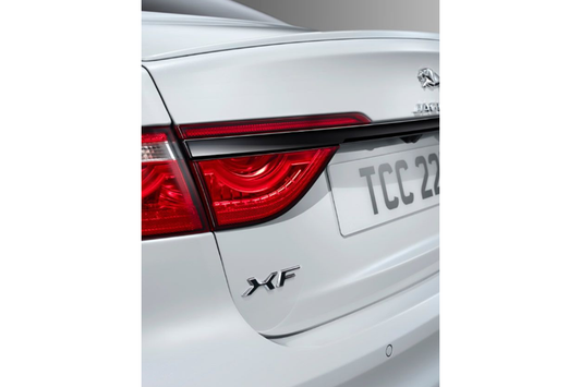 Plinthe de coffre noire brillante pour Jaguar XF 2016+