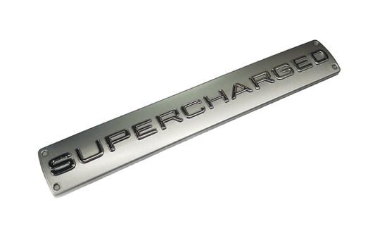 Silbernes „Supercharged“-Emblem