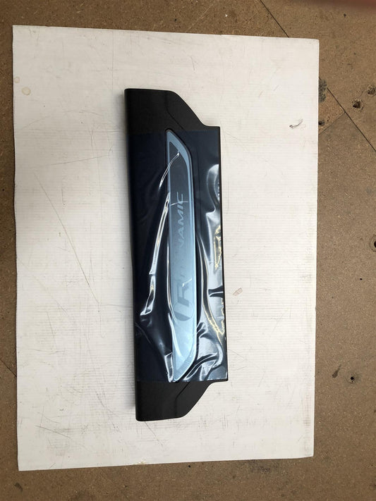 Genuine Range Rover Velar 2017+ RH Side Trim Sill Door Scuff Plate LR095904