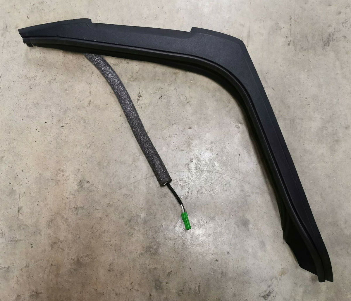 Genuine Jaguar XE 15-19 RH Hands Free Tailgate Finisher T4N3019