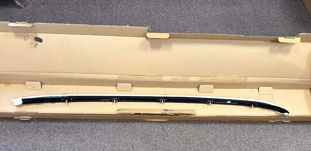 Genuine Land Rover Range Rover Velar 2017+ LH Roof Rail - LR108760