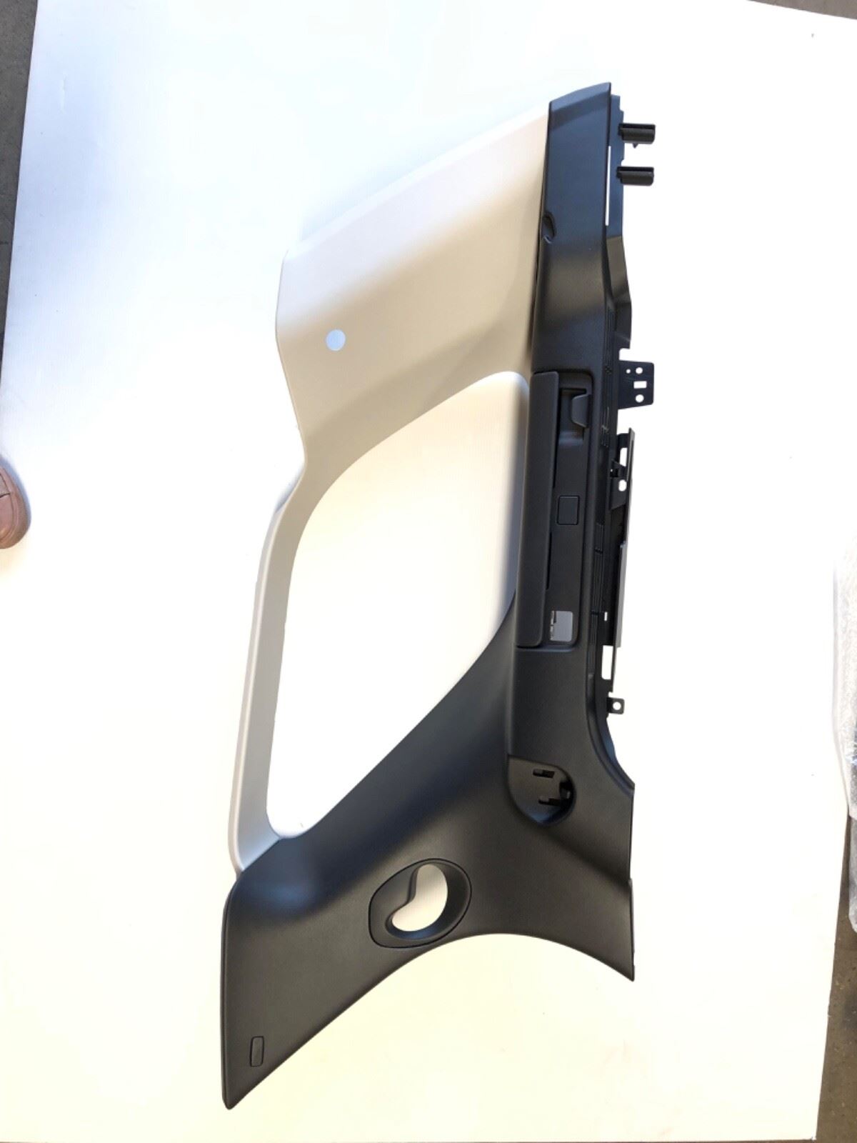 Genuine Land Rover Discovery 5 RH Inner C Pillar Panel Caraway LR144395