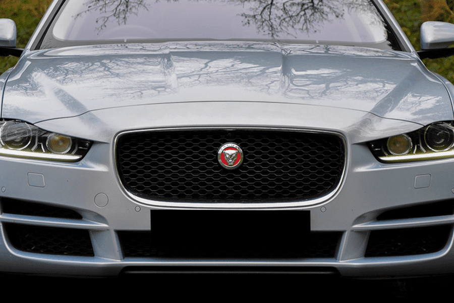 Jaguar XE Kühlergrill aus Chrom und schwarzglänzendem Maschendraht