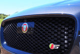 Jaguar XE Kühlergrill in edlem Chrom und schwarzem Mesh – mit adaptiver Geschwindigkeitsregelung und Kameraöffnung