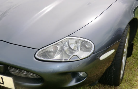 Jaguar XK8/R, Chromumrandung für Frontscheinwerfer